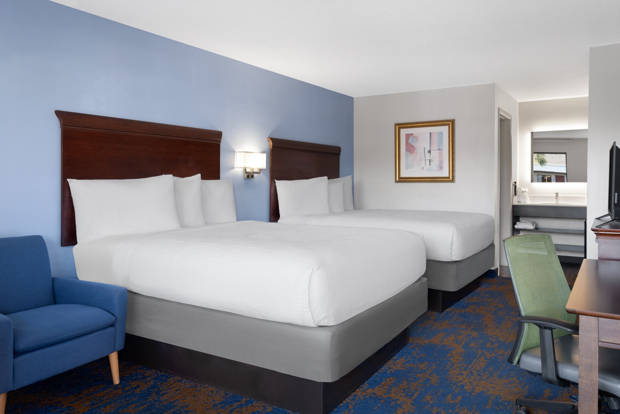 Deluxe Queen Room with Two Queen Beds at Hotel South Tampa & Suites