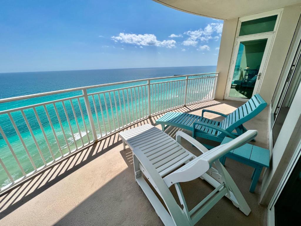 Beachfront 3-Bedroom Condo at Aqua Resort (Dolce Vita Getaways PCB)