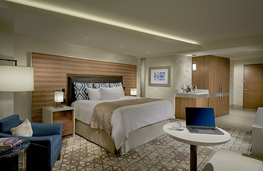 East Tower Deluxe King — main photo