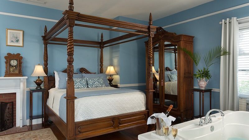 Jacuzzi Room with Waterfront Views at Bayfront Marin House