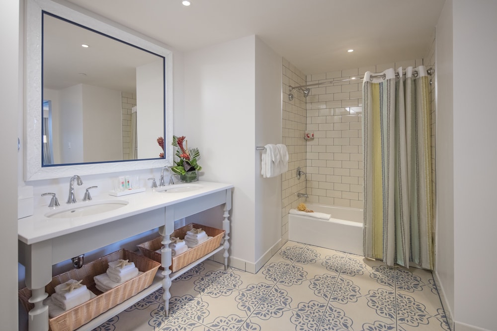 2-Bedroom Sapphire Suite with King Bed and 2 Queen Bedroom — photo 3