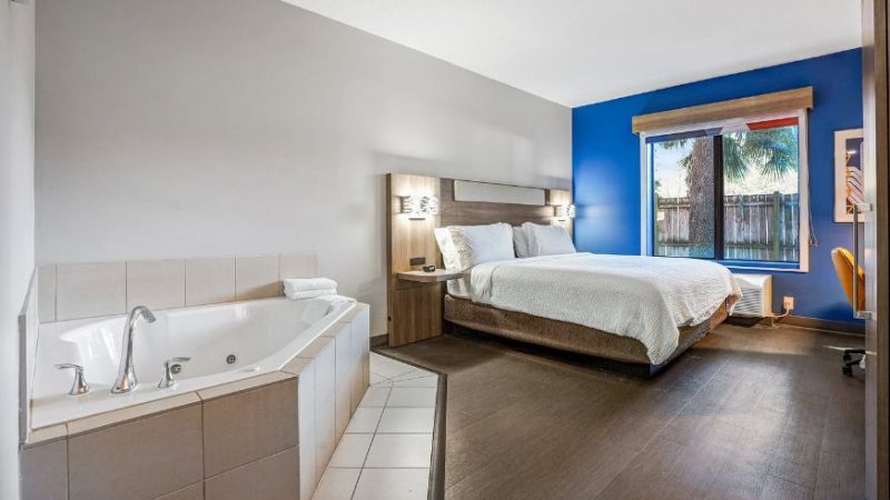 Hot Tub Suite at Holiday Inn Express & Suites Jacksonville – Mayport / Beach