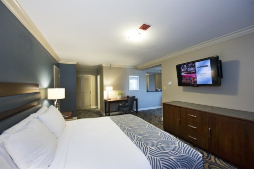 1 King Bed Deluxe Suite + 2 Queen Beds Poolview at DoubleTree by Hilton Hotel Tampa Airport Westshore
