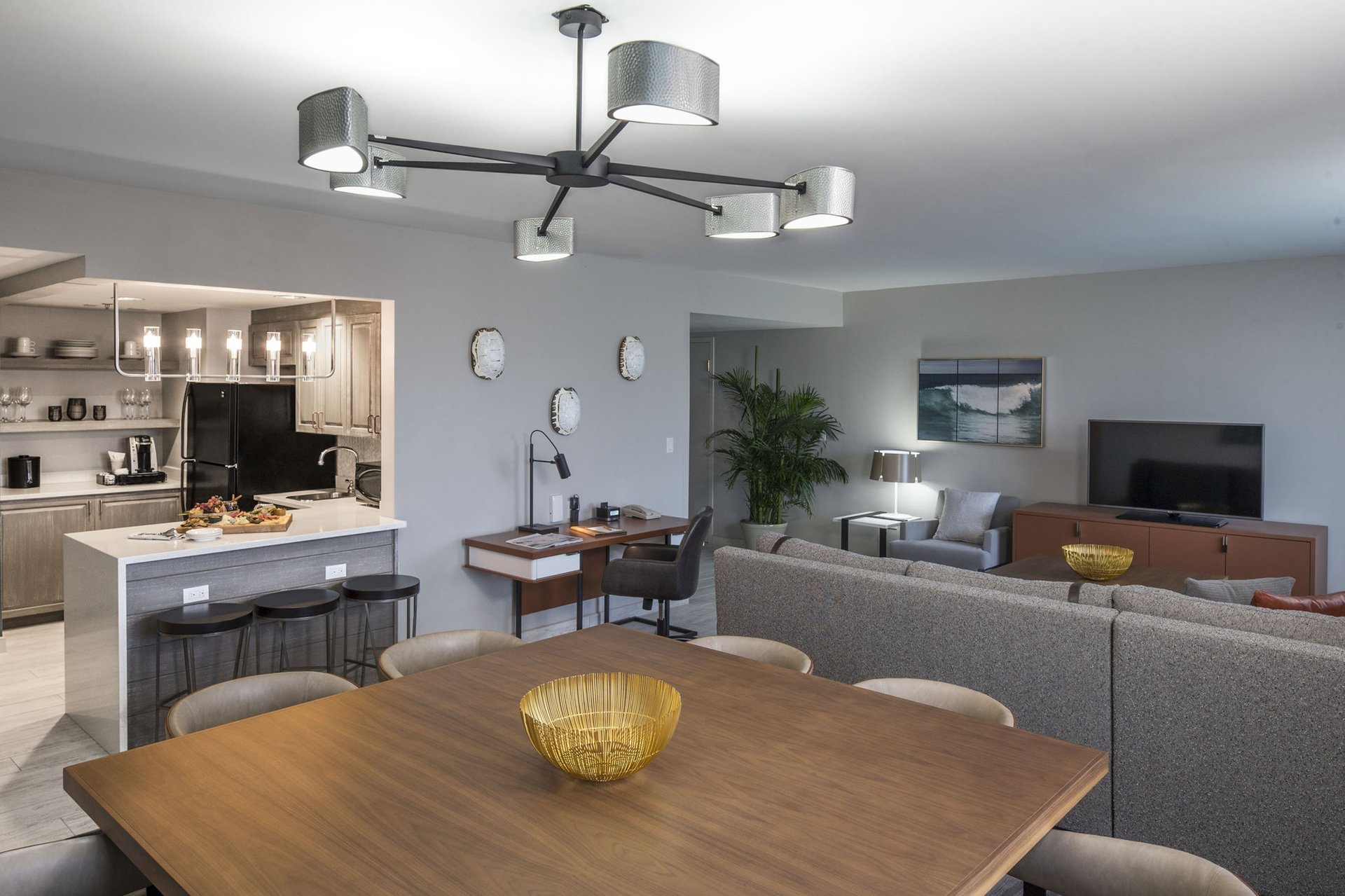 2 Bedroom Hospitality Suite with King and 2 Queen Beds — photo 2