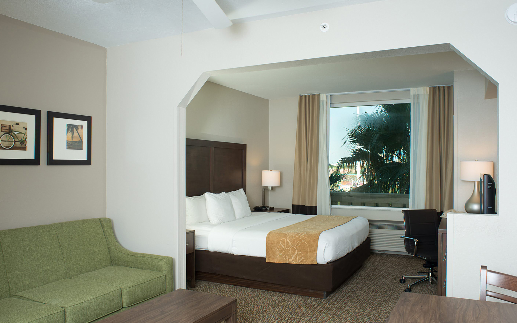 1 King Bed 1-Room Suite at Comfort Suites Maingate East