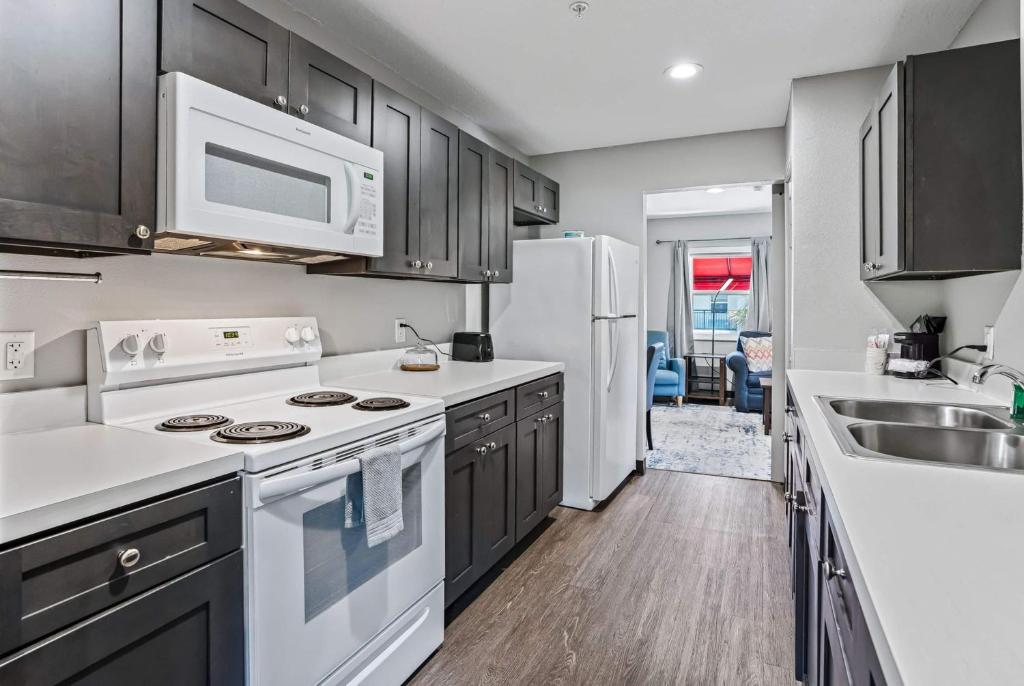 King Suite with Roll-in Shower at Baymont by Wyndham Ocala Suites