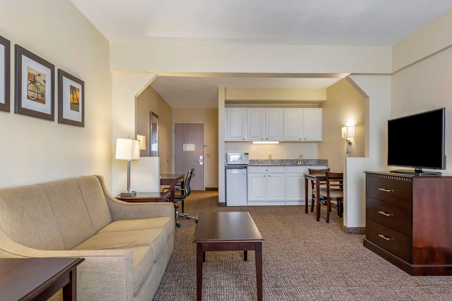 1 King Bed 1-Bedroom Suite with 1 Bathroom at Comfort Suites Maingate East