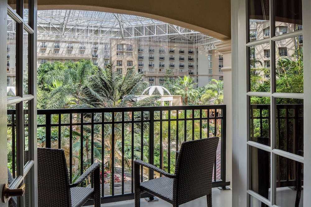 Room, 2 Queen Beds, View (Emerald Bay, Main Atrium View) — photo 2