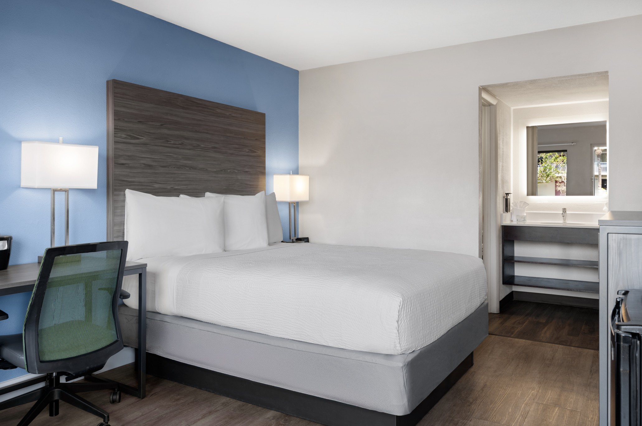 Standard Queen Room at Hotel South Tampa & Suites