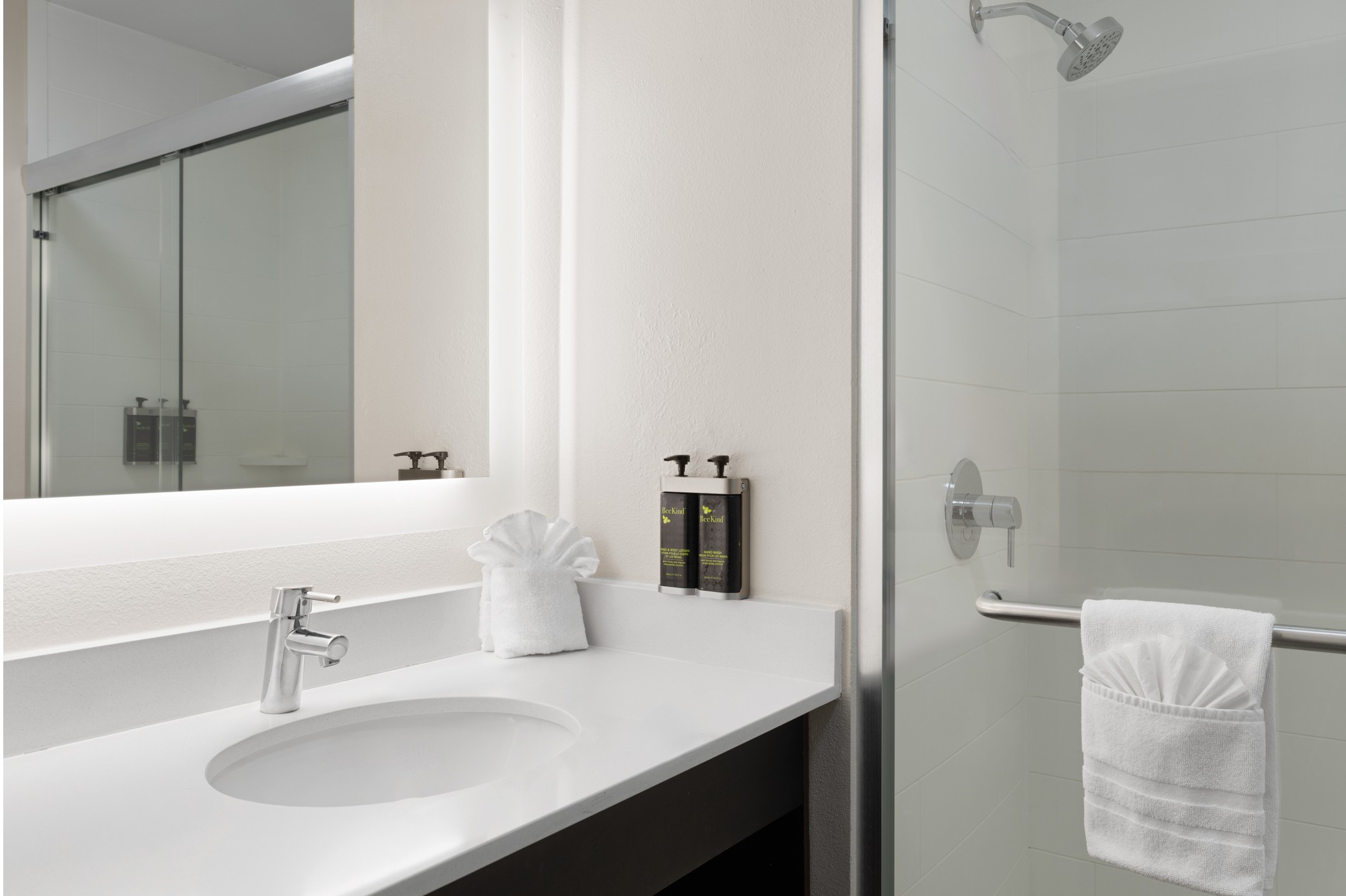 Deluxe Queen Room with Two Queen Beds — Disability Access at Hotel South Tampa & Suites