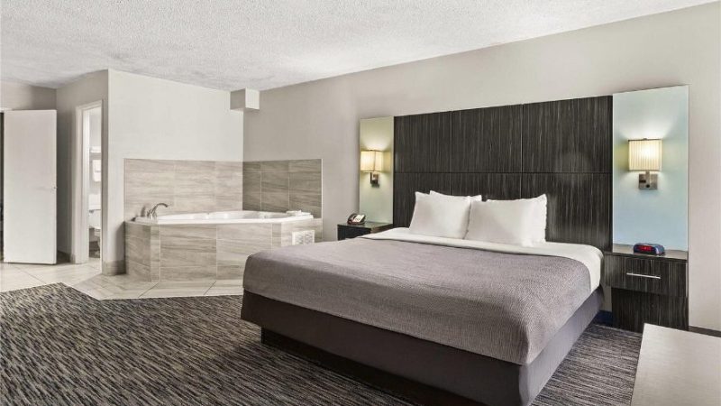 Private Hot Tub Suite at Best Western Southside Hotel & Suites