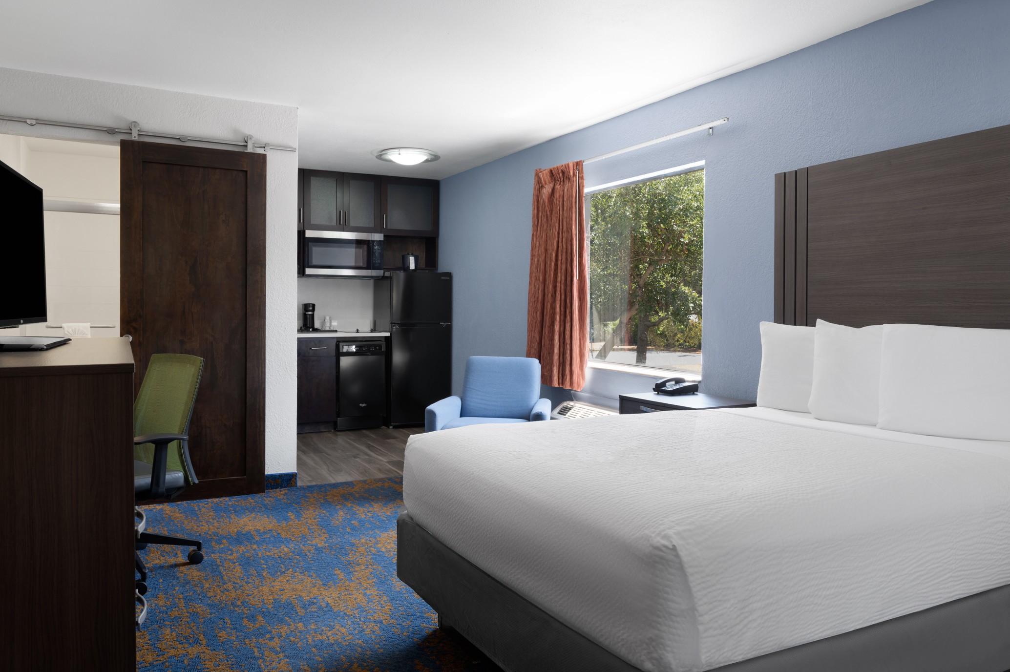 One Queen Bed Kitchenette Suite at Hotel South Tampa & Suites