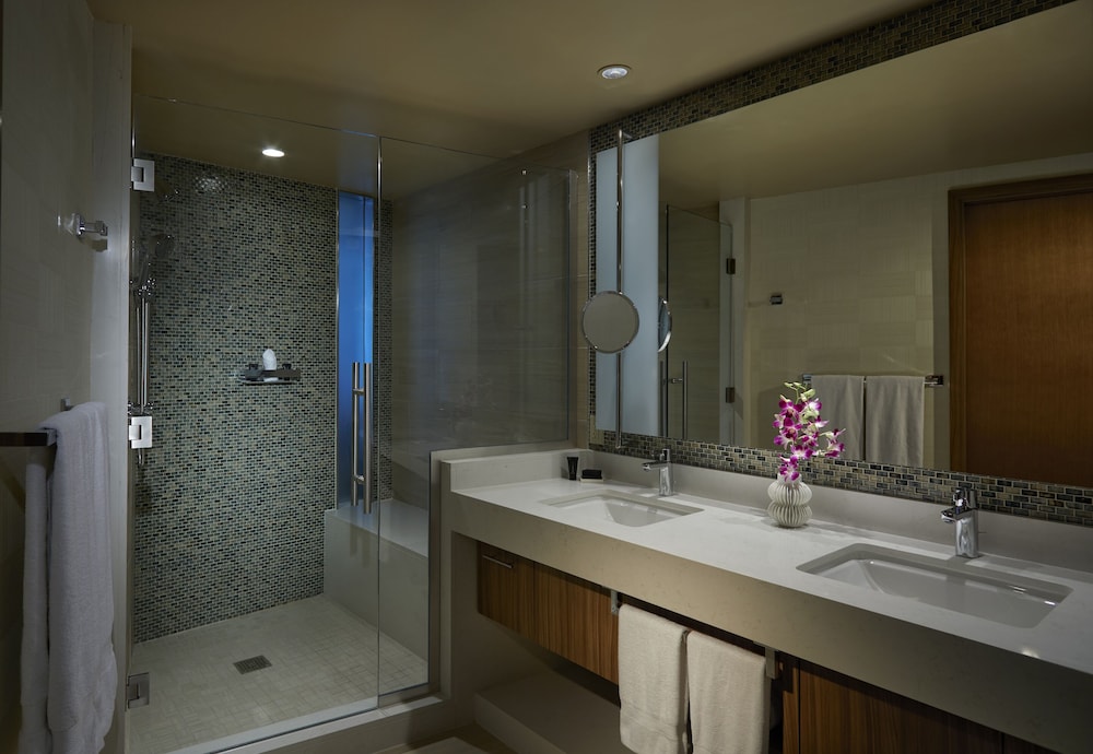 East Tower Deluxe King — photo 3